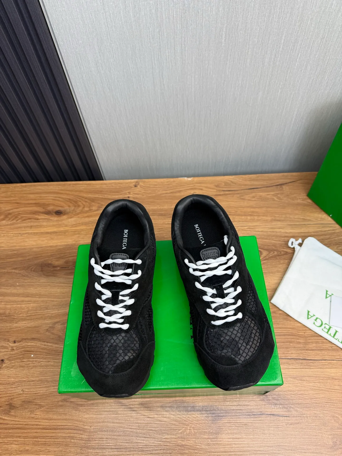 Men's men's shoes 💰660💰Pili BV top version 𝘽𝙊𝙏𝙏𝙀𝙂𝘼 𝙑𝙀𝙉𝙀𝙏𝘼 Orbit sneakers Wang Yibo same style couple style dad shoes 🩷💚 Runner sneakers, made of lightweight technical mesh fabric. Features a geometric patterned rubber outsole. Pay attention to the package craftsmanship ❕ High version shipping ❗️ Very nice, durable to play with and durable to make ✔️ Standard version 💯💯 The outsole is made of color-blocked TPU outsole. Women’s model 35-41 (40 41 customized) Men’s model 39-46 (45.46 customized) Equipped with original packaging
